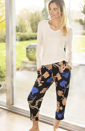 NINA VON C 16262972 910 original