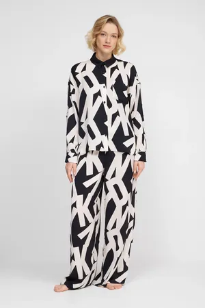 DKNY YI90019 002 Black Pt