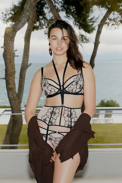 Бюстгальтеры Chantelle C22OM0 A38 Black/soft pink